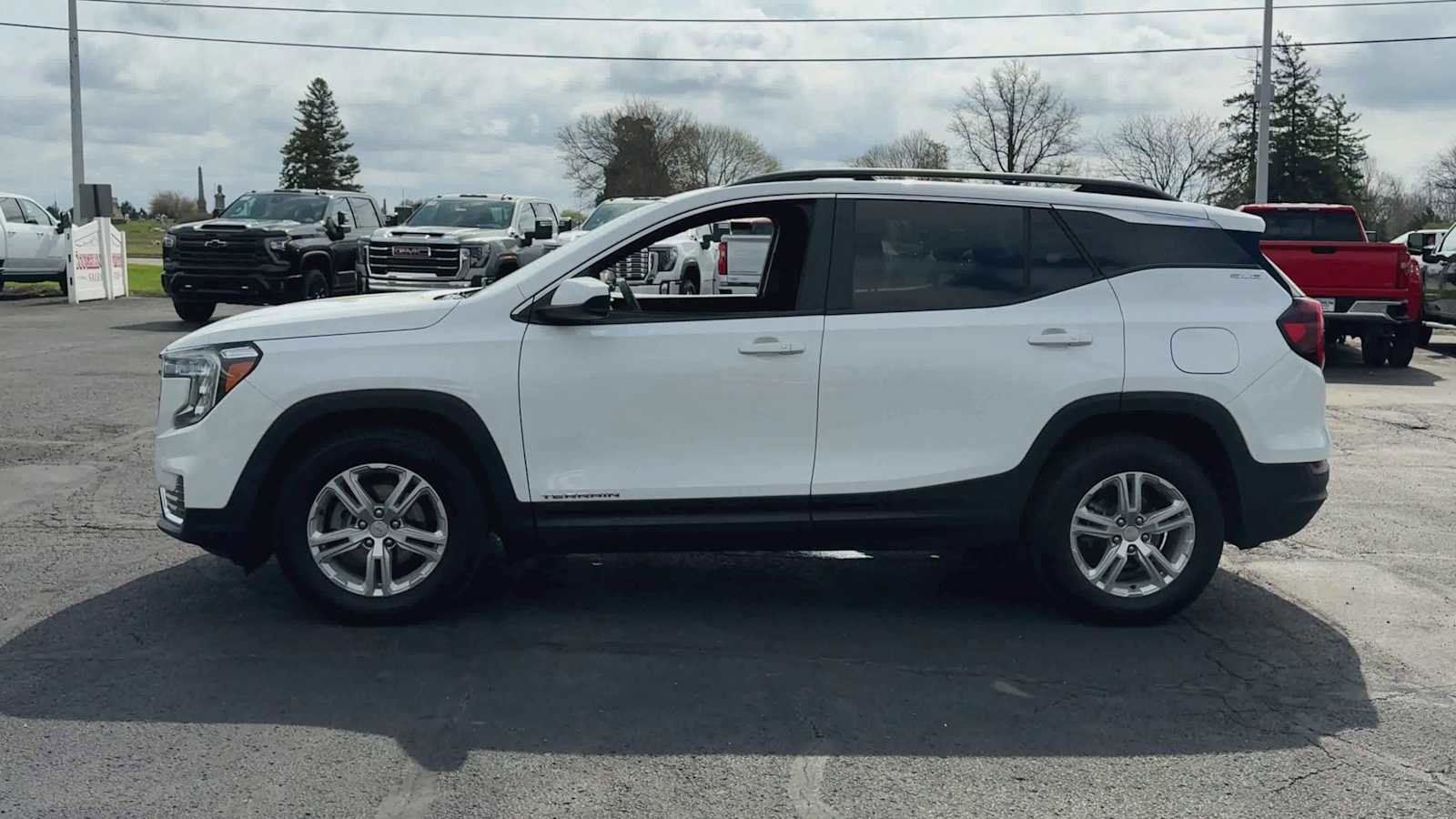 Certified 2024 GMC Terrain SLE w/ Driver Convenience Package FWD image 5
