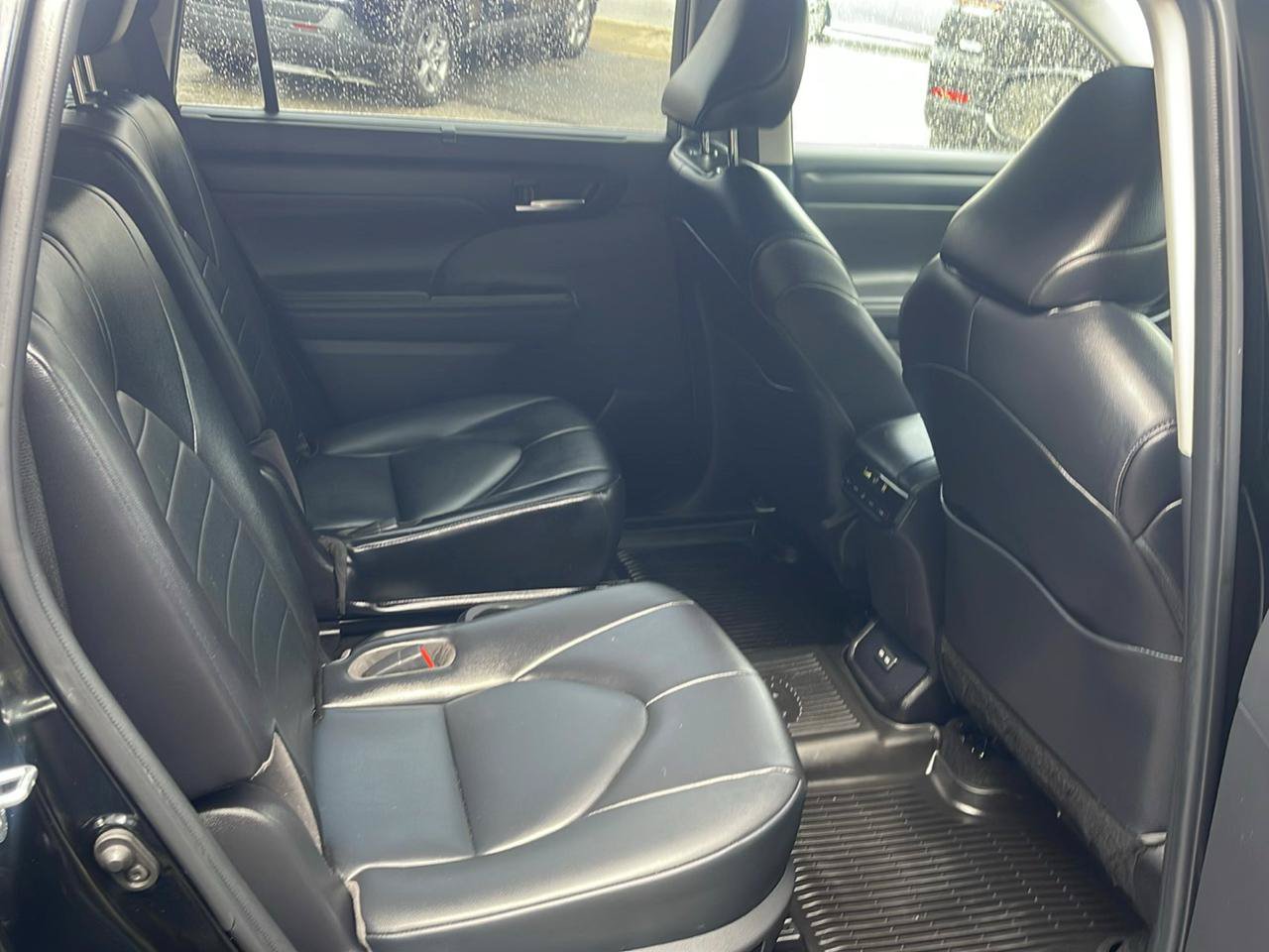 Used 2022 Toyota Highlander XLE AWD/4WD image 25