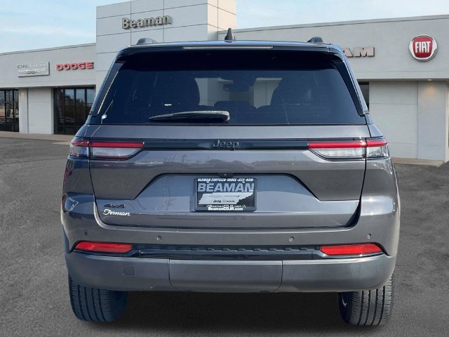 Used 2023 Jeep Grand Cherokee Altitude AWD/4WD image 6