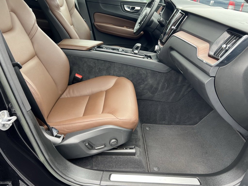 Used 2023 Volvo XC60 B5 Plus image 29