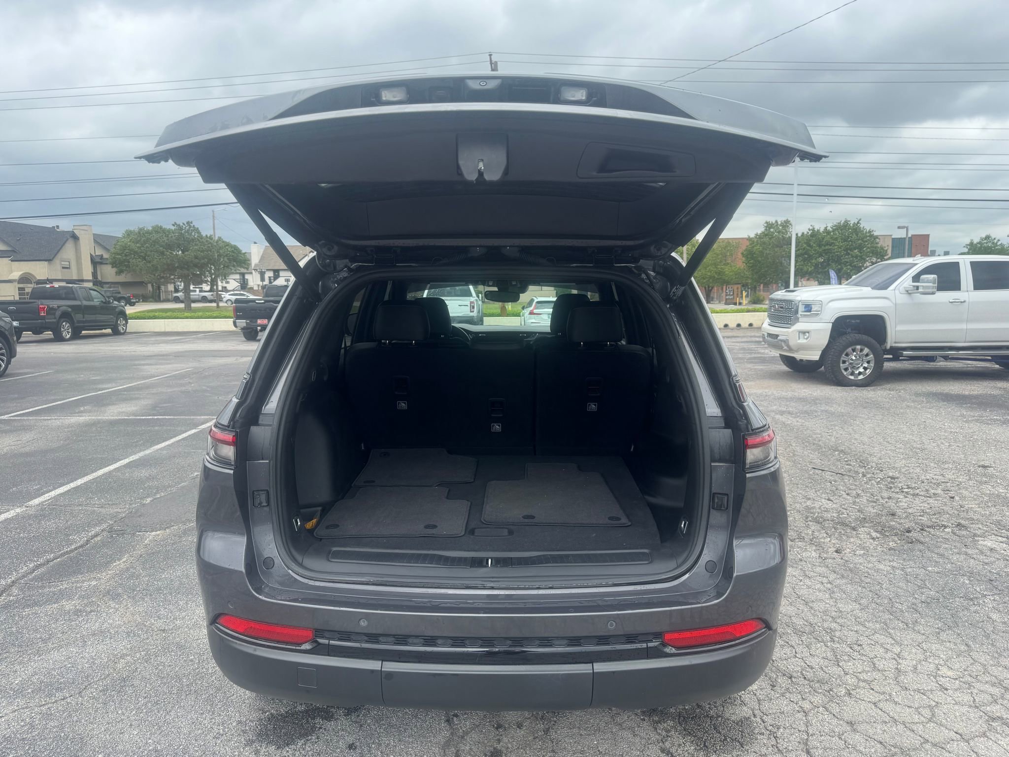 Used 2024 Jeep Grand Cherokee Altitude AWD/4WD image 5
