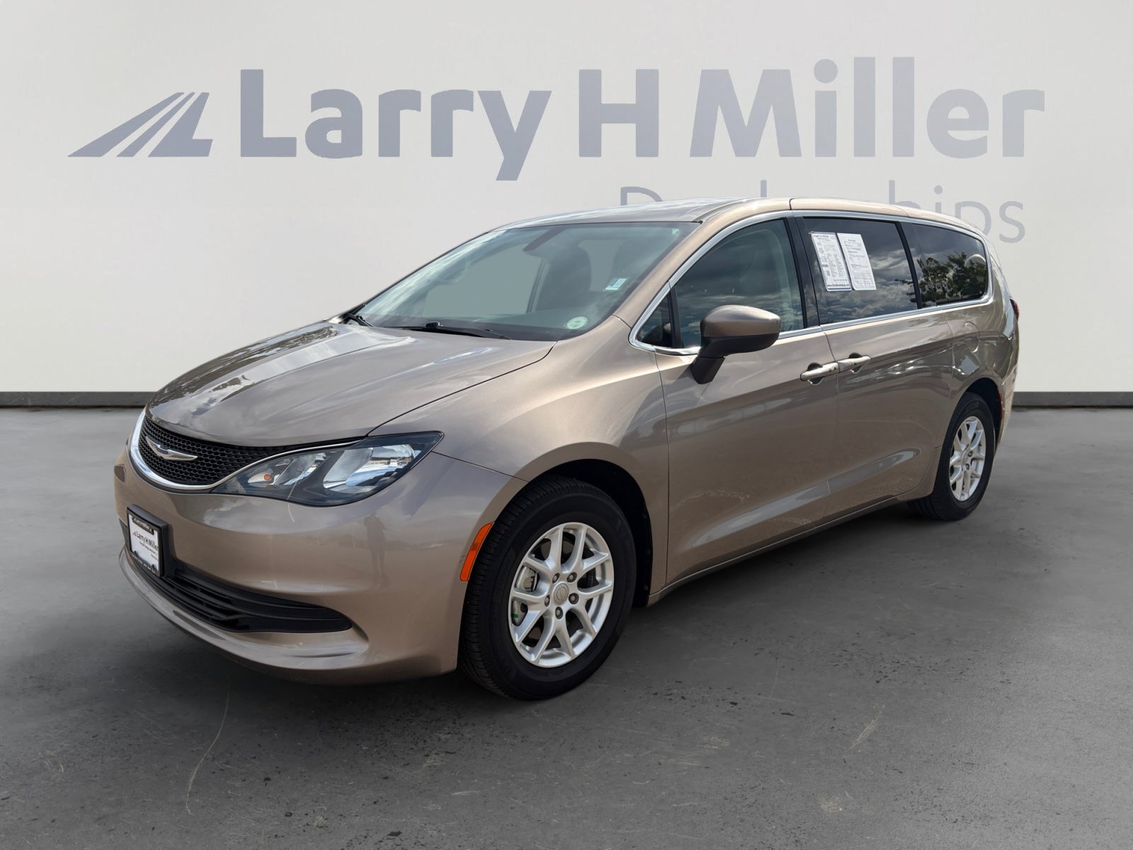Used 2017 Chrysler Pacifica Touring FWD image 1