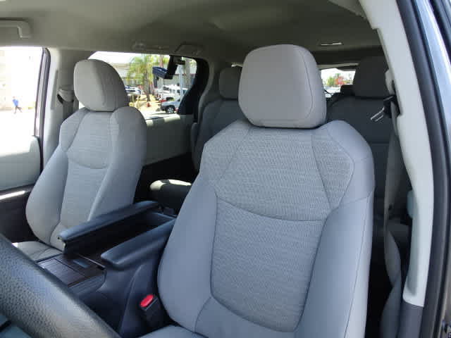 Used 2023 Toyota Sienna LE FWD image 18