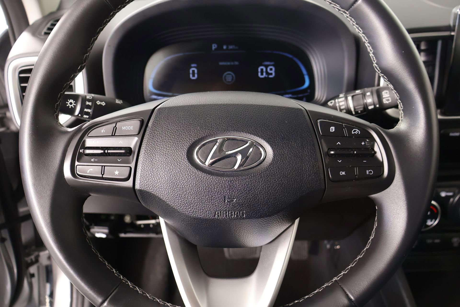 Used 2025 Hyundai Venue SEL image 3