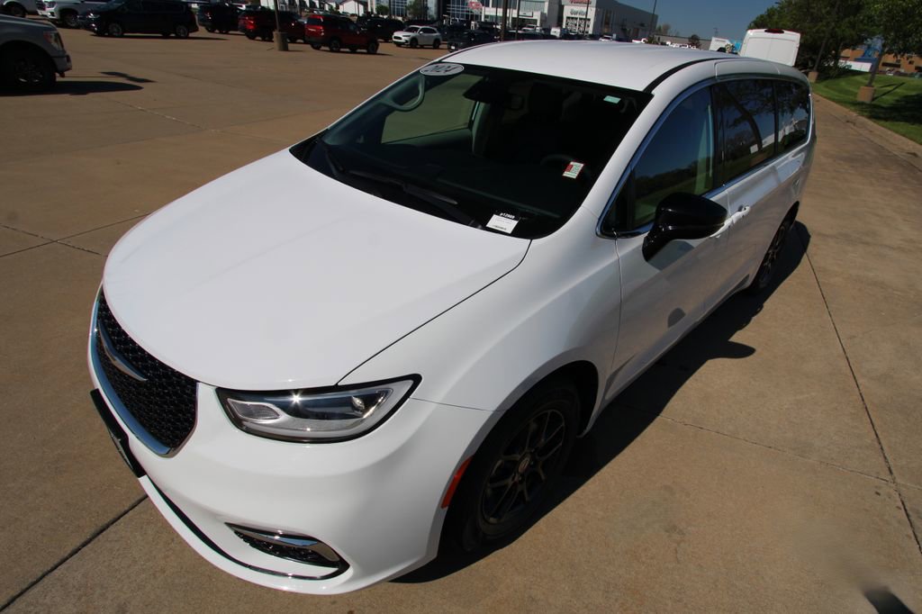 Used 2024 Chrysler Pacifica Touring-L FWD image 19