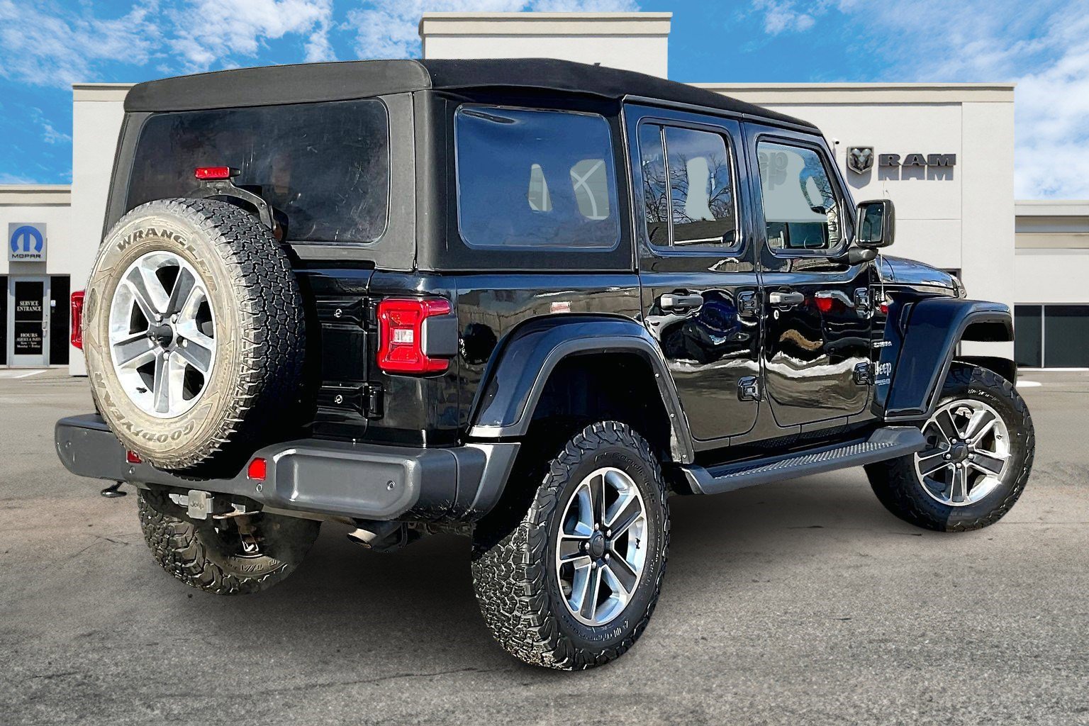 Used 2019 Jeep Wrangler Unlimited Sahara w/ Advanced Safety Group image 2