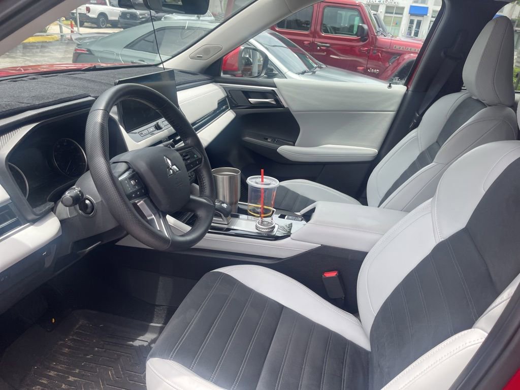 Used 2025 Mitsubishi Outlander SE FWD image 14