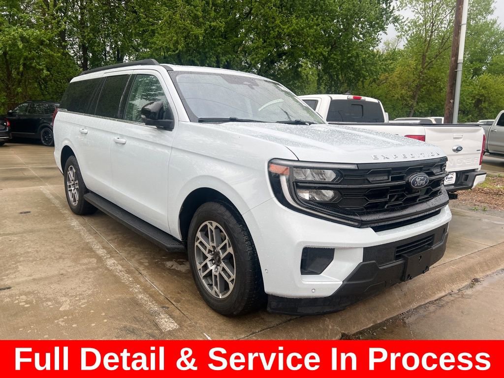 Used 2025 Ford Expedition Max Active AWD/4WD image 3