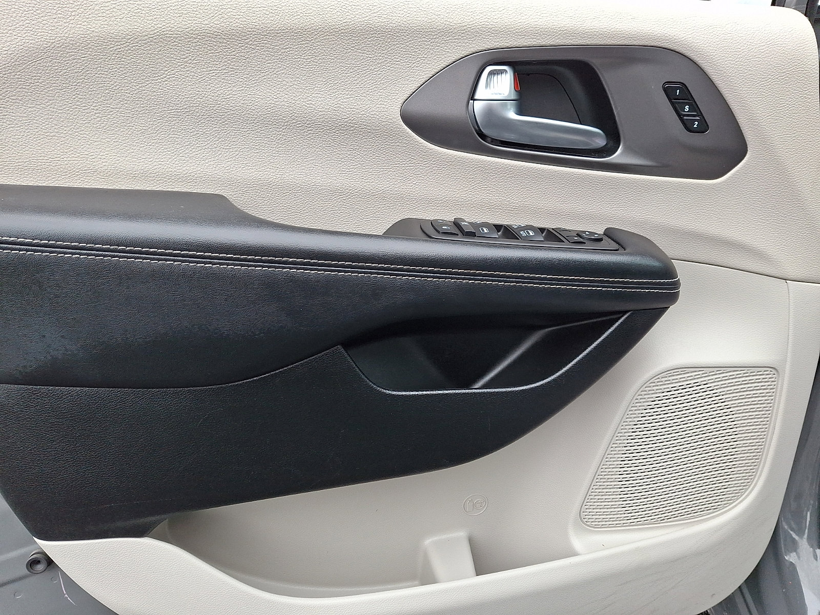 Used 2023 Chrysler Pacifica Touring-L image 14