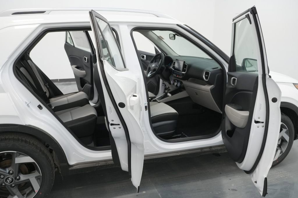 New 2025 Hyundai Venue SEL image 36