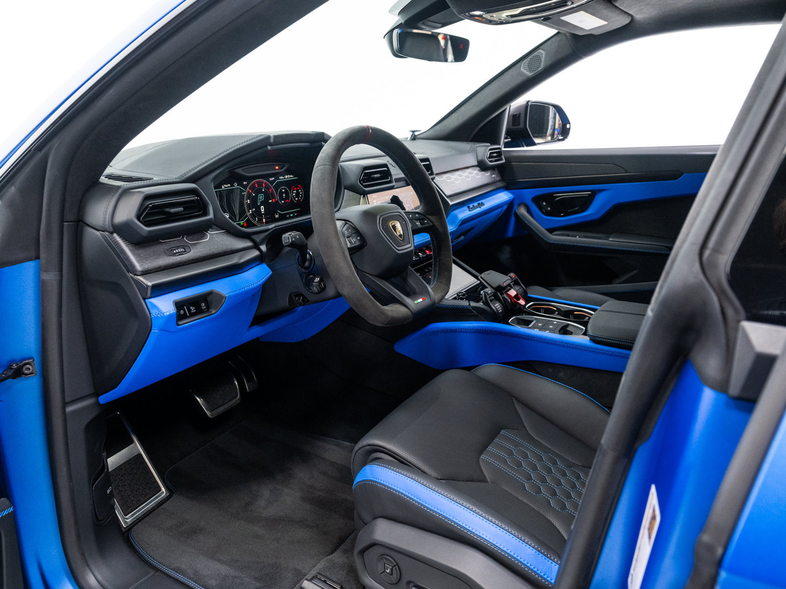 Used 2025 Lamborghini Urus SE AWD/4WD image 42