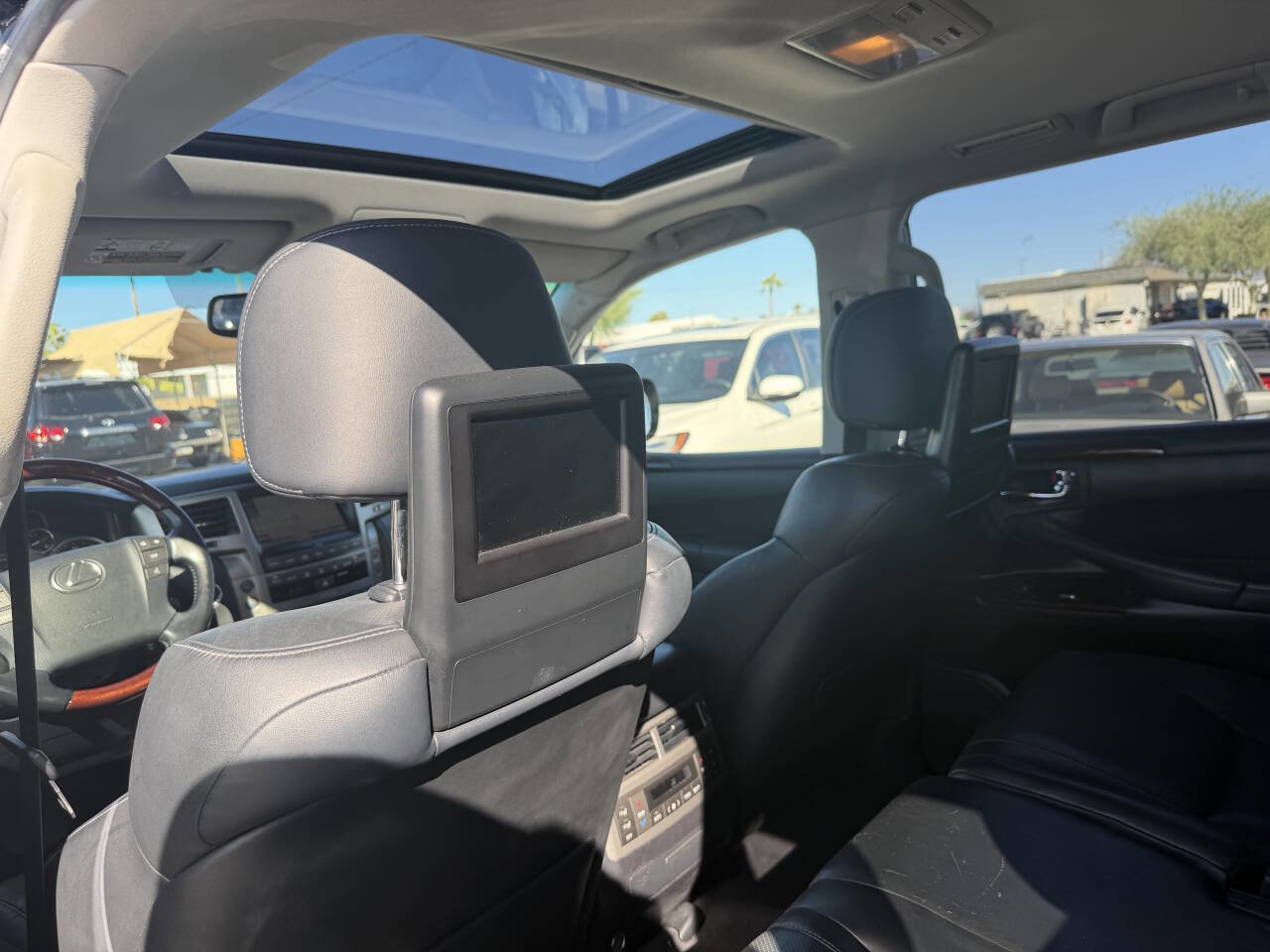 Used 2015 Lexus LX 570 4WD w/ Luxury Package image 19