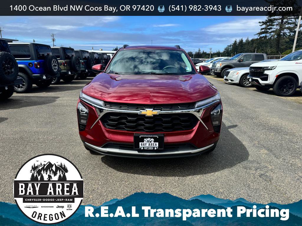 Used 2025 Chevrolet Trax LT image 2