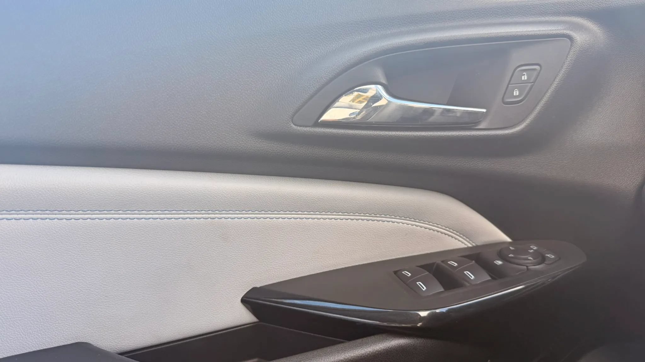 Used 2025 Chevrolet Trax LT FWD image 24