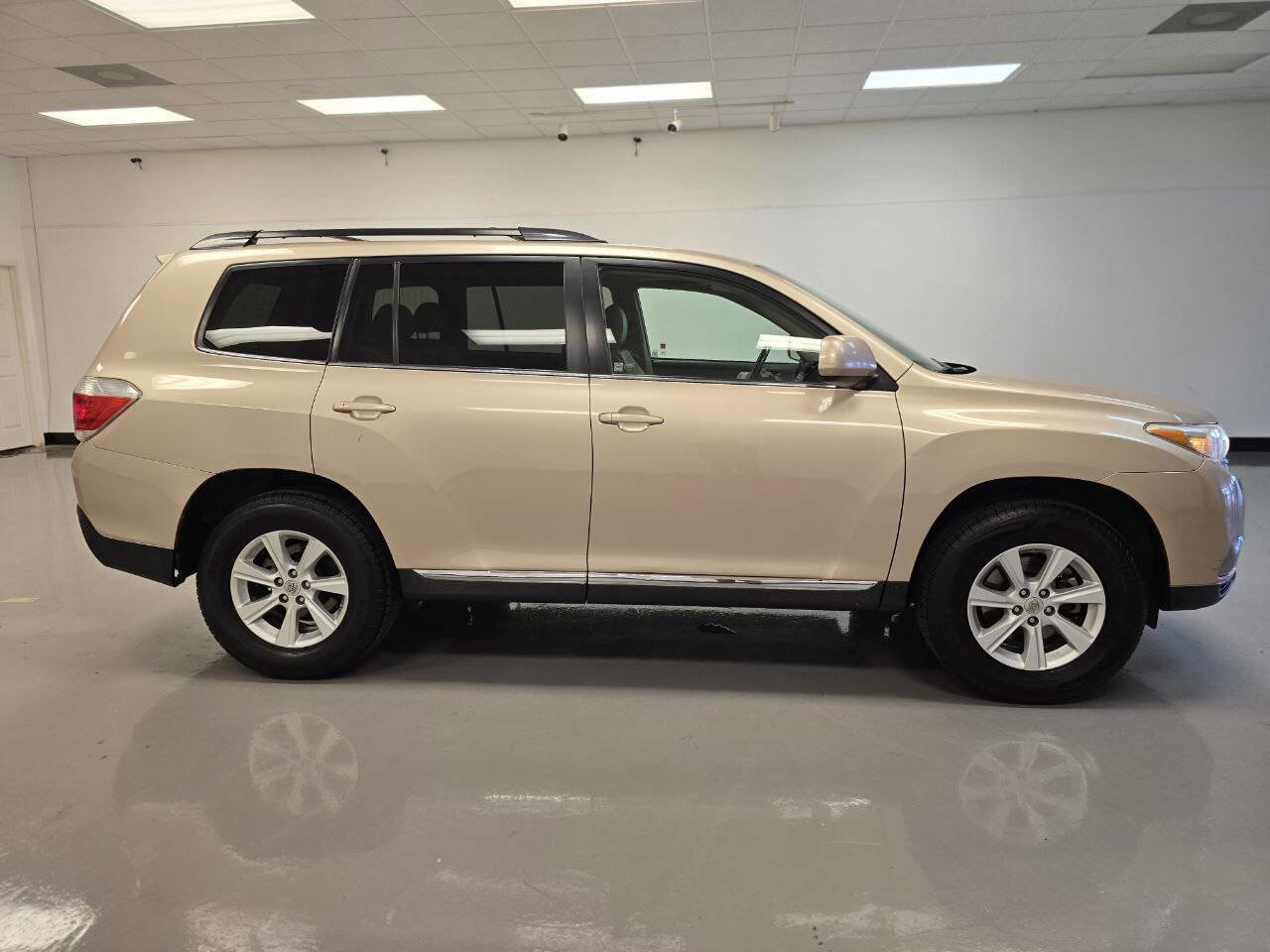 Used 2012 Toyota Highlander SE FWD image 5