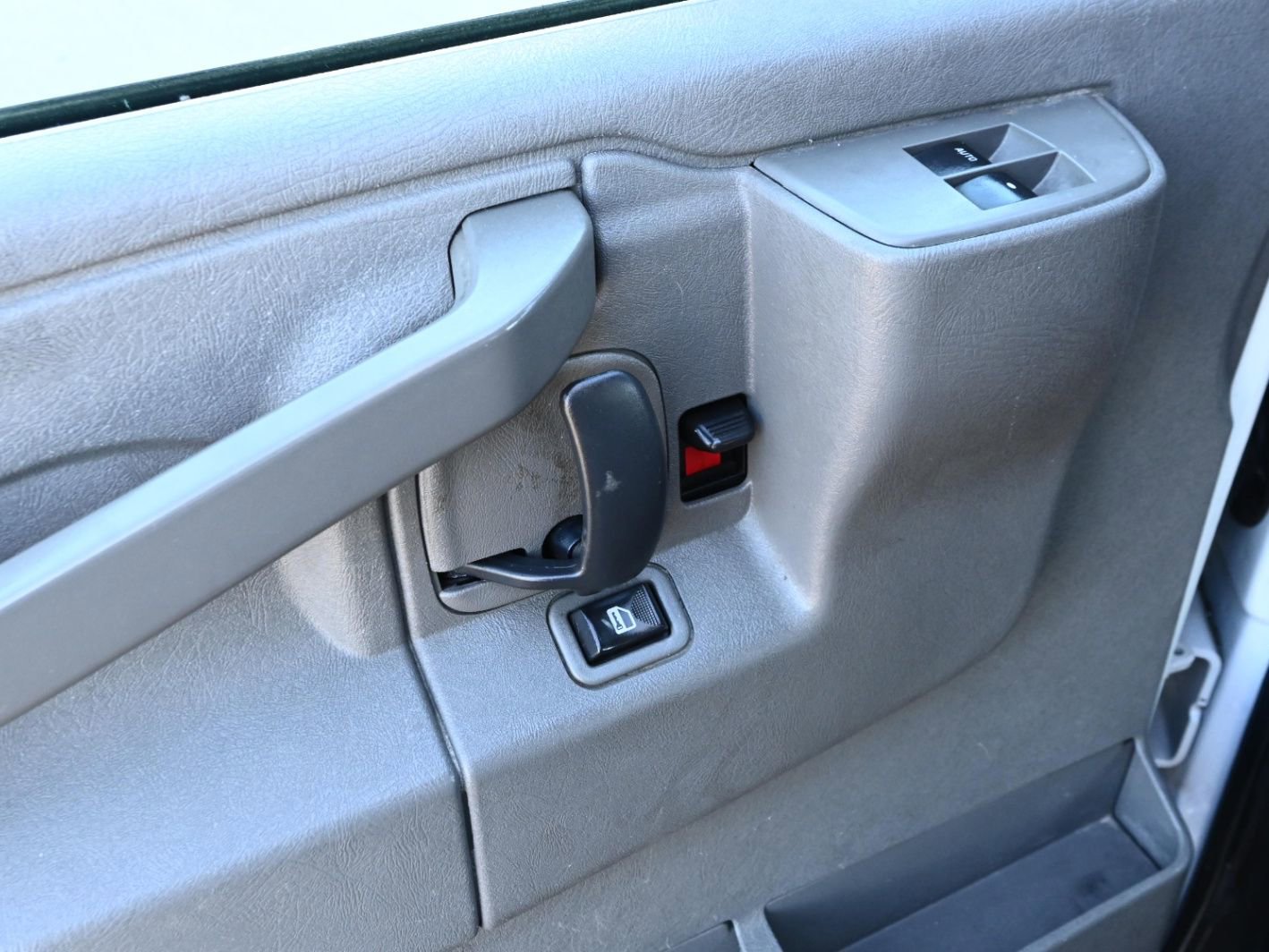 Used 2017 Chevrolet Express 3500 RWD image 21