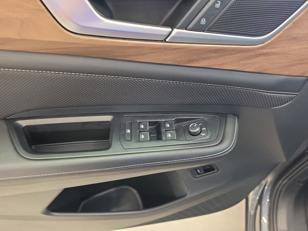 Used 2025 Volkswagen Atlas SE image 16