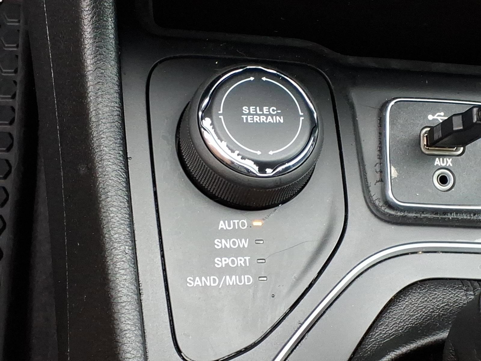 Used 2019 Jeep Cherokee Latitude w/ Cold Weather Group AWD/4WD image 20