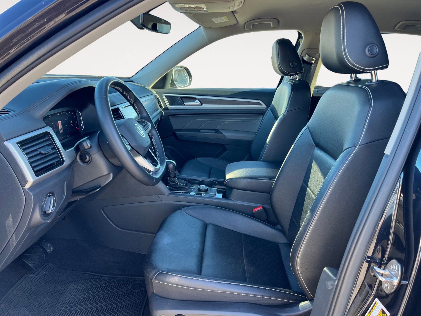 Certified 2023 Volkswagen Atlas SE w/ Black Wheel Package image 11