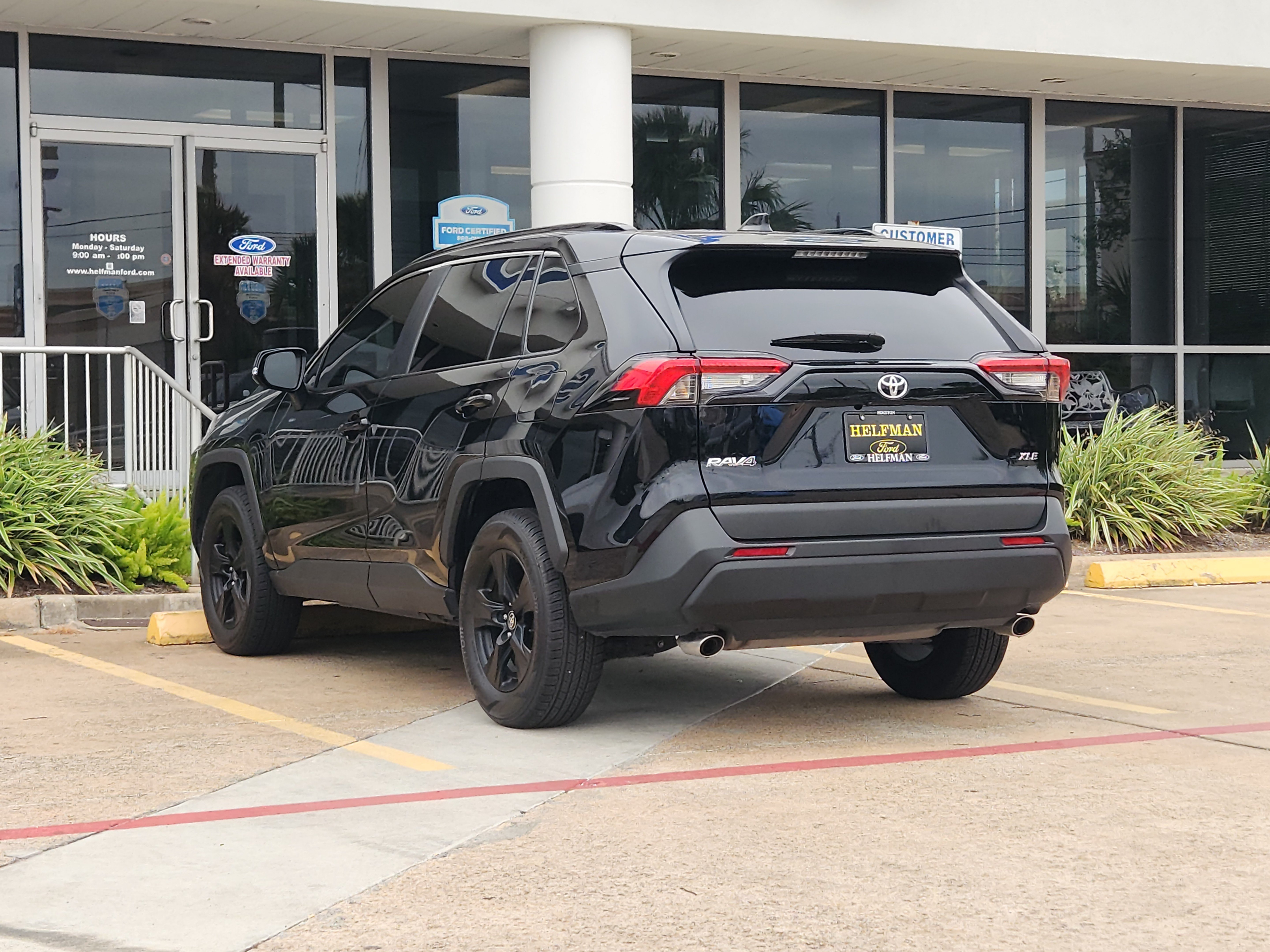 Used 2024 Toyota RAV4 XLE FWD image 3