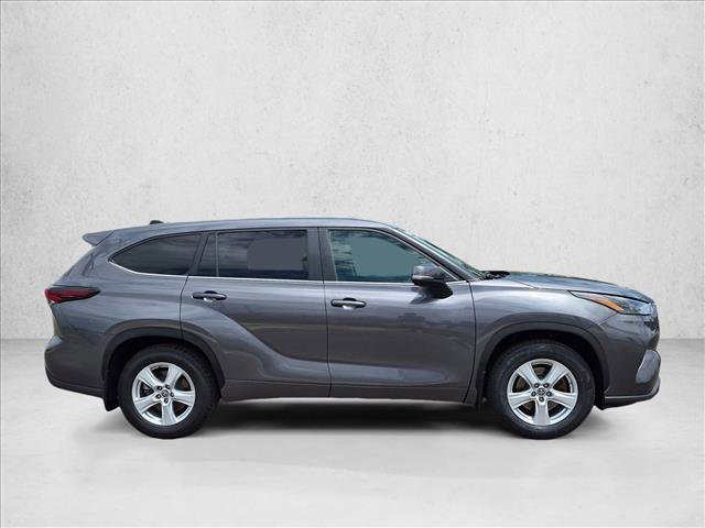 Used 2024 Toyota Highlander LE AWD/4WD image 4