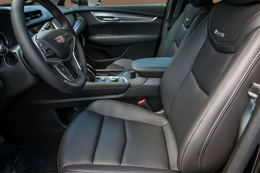 Certified 2025 Cadillac XT5 Luxury FWD image 7