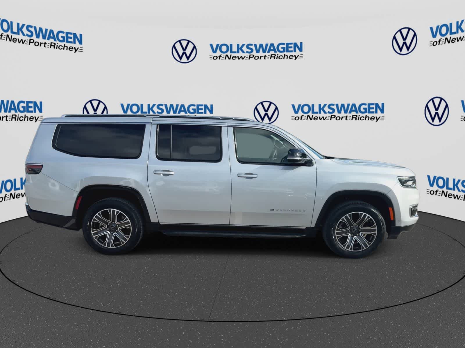 Used 2025 Jeep Wagoneer L Series II AWD/4WD image 9