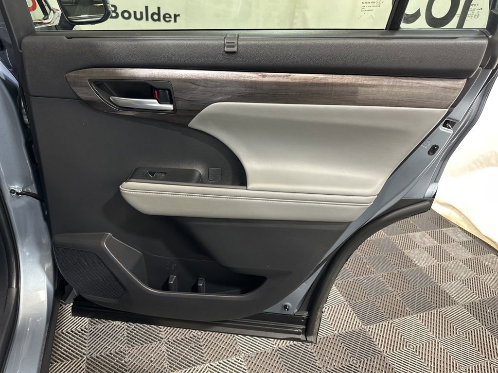 Used 2024 Toyota Highlander Platinum image 14