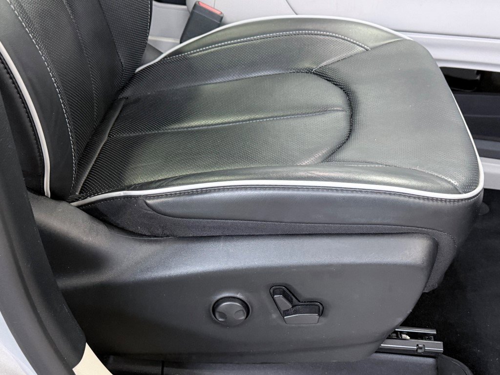 Used 2024 Chrysler Pacifica Limited image 10