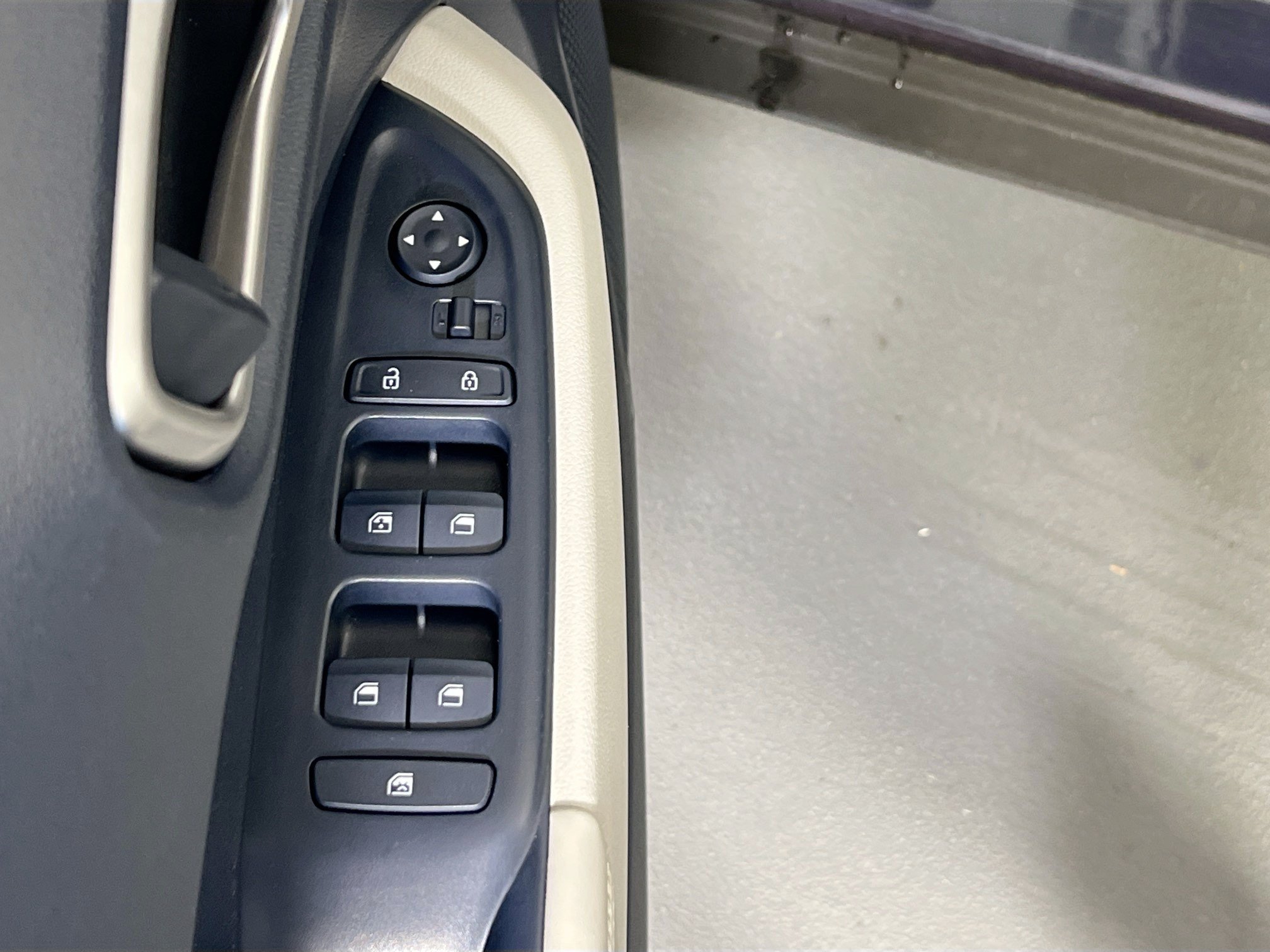 Used 2023 Hyundai Venue Limited FWD image 18
