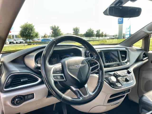 Used 2020 Chrysler Pacifica Touring-L FWD image 15