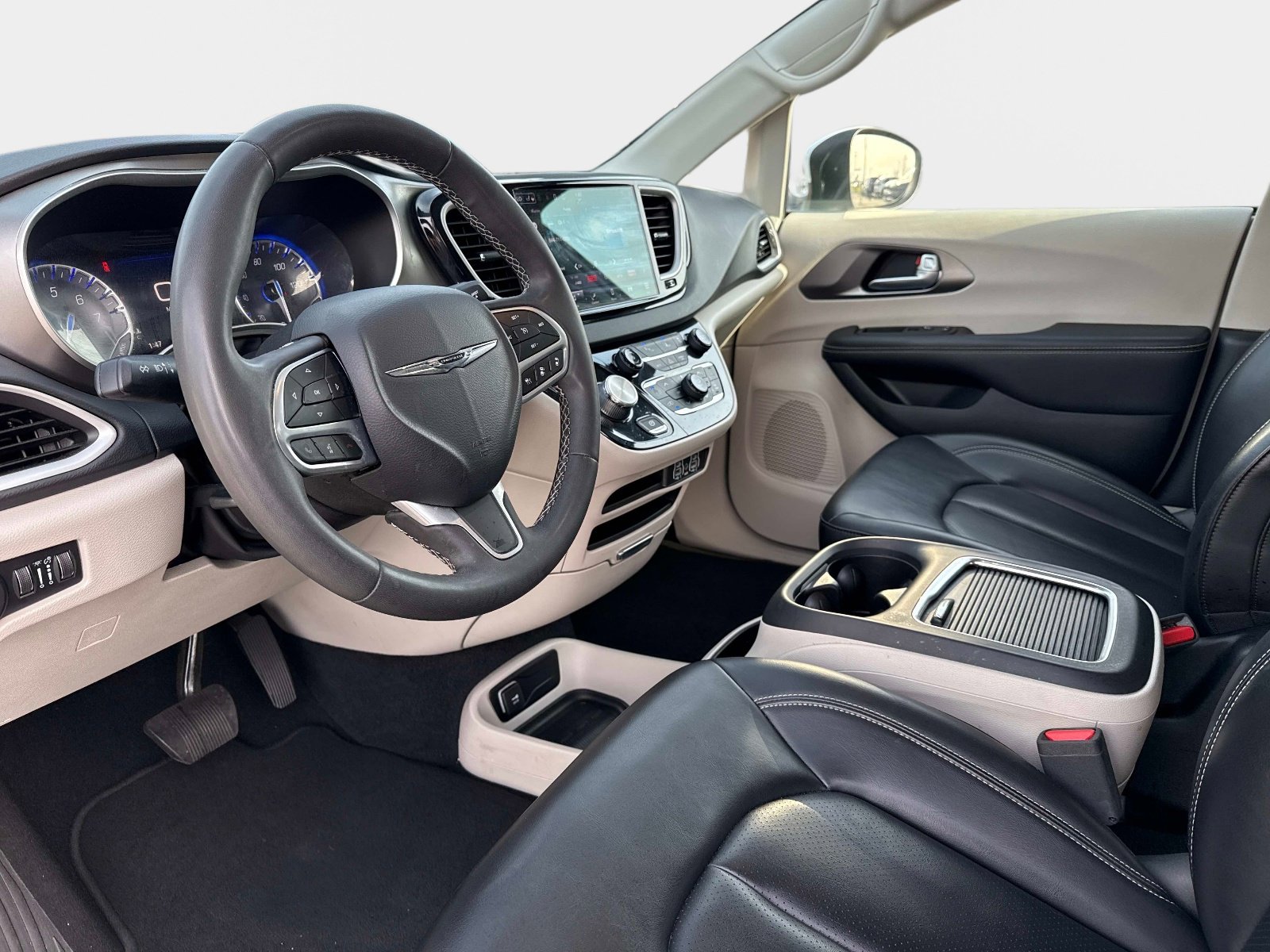 Used 2023 Chrysler Pacifica Touring-L image 32