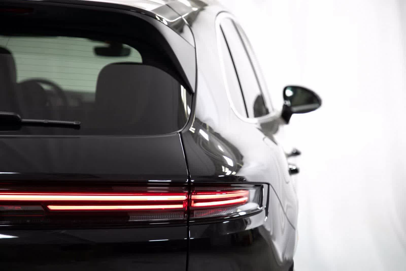 Certified 2025 Porsche Cayenne AWD/4WD image 38