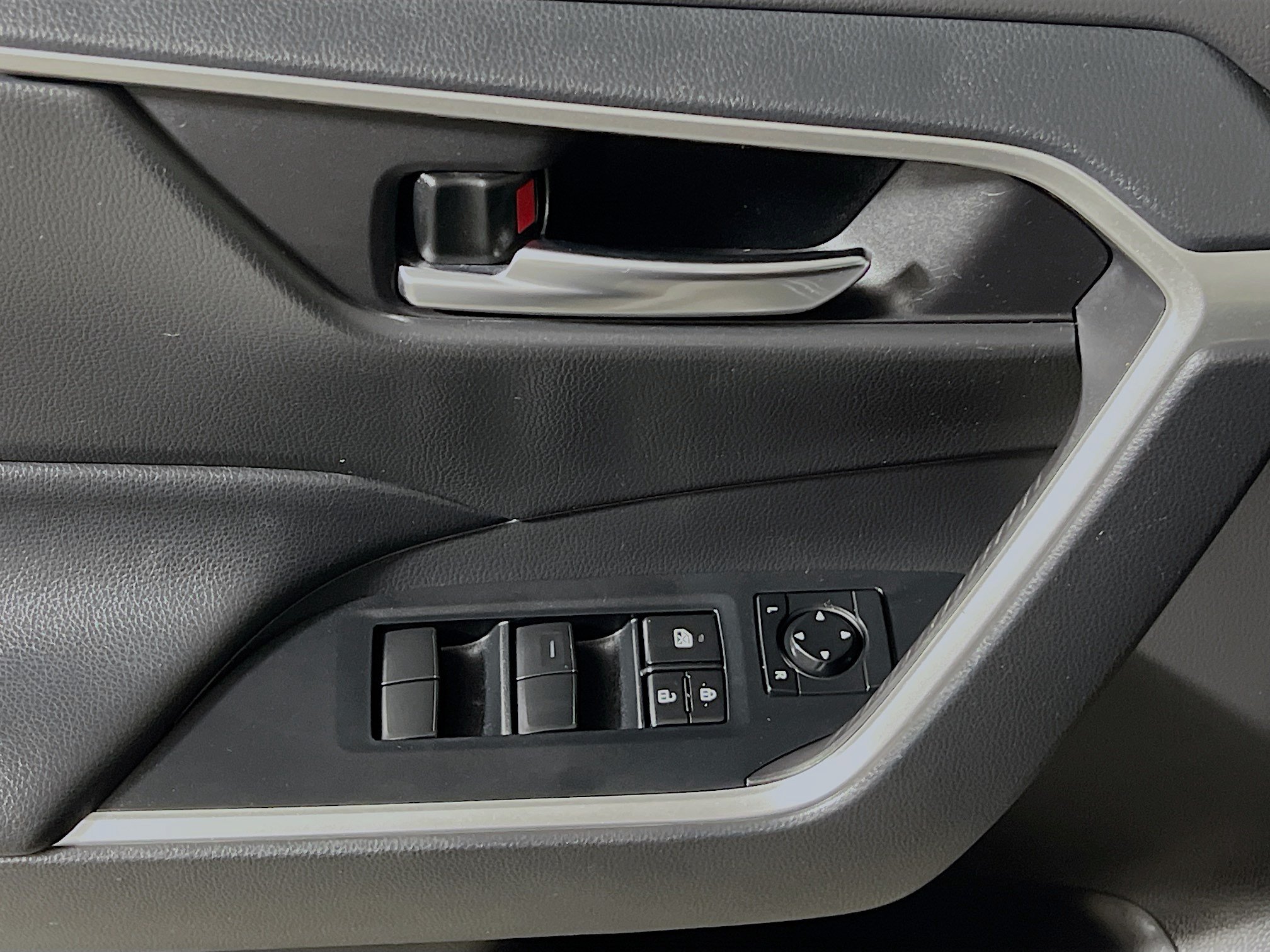 Used 2019 Toyota RAV4 XLE w/ Convenience Package FWD image 17