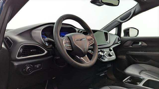 Used 2025 Chrysler Pacifica Select FWD image 24