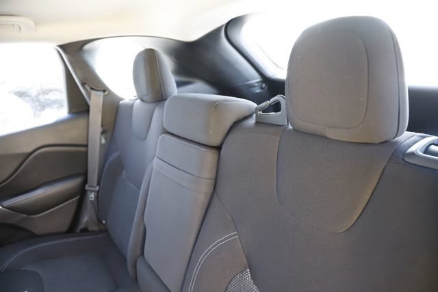 Used 2019 Jeep Cherokee Sport FWD image 14