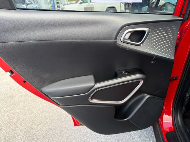 Used 2025 Kia Soul LX w/ LX Technology Package FWD image 29