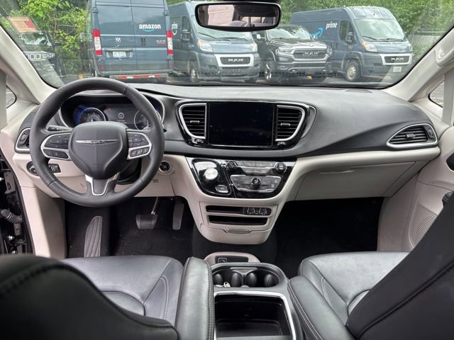 Used 2024 Chrysler Pacifica Touring-L image 21