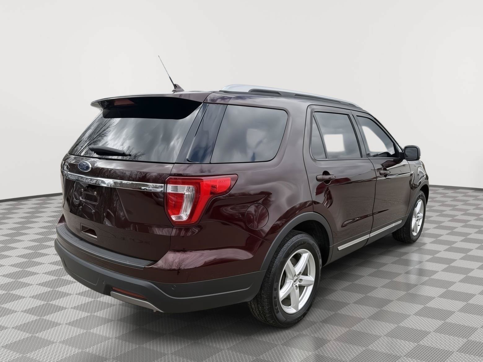 Used 2019 Ford Explorer XLT w/ Equipment Group 202A FWD image 7
