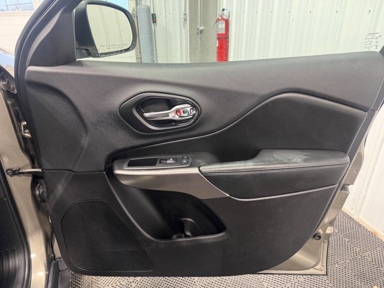 Used 2019 Jeep Cherokee Latitude w/ Cold Weather Group image 15