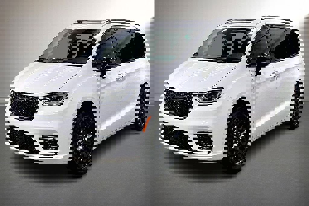 New 2026 Chrysler Pacifica Limited w/ S Appearance Package image 2