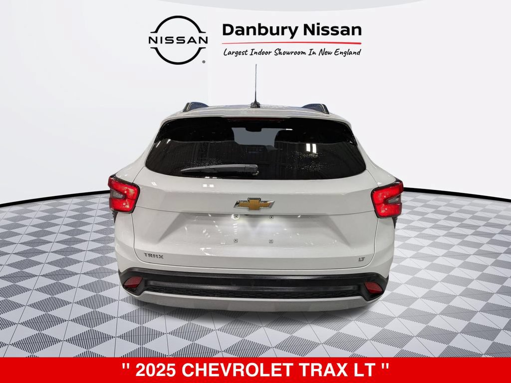 Used 2025 Chevrolet Trax LT w/ Driver Confidence Package FWD image 4