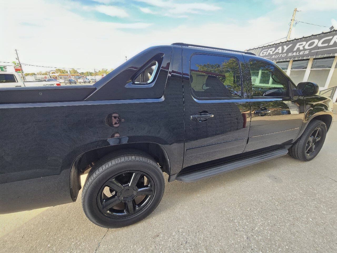 Used 2010 Chevrolet Avalanche LTZ AWD/4WD image 6