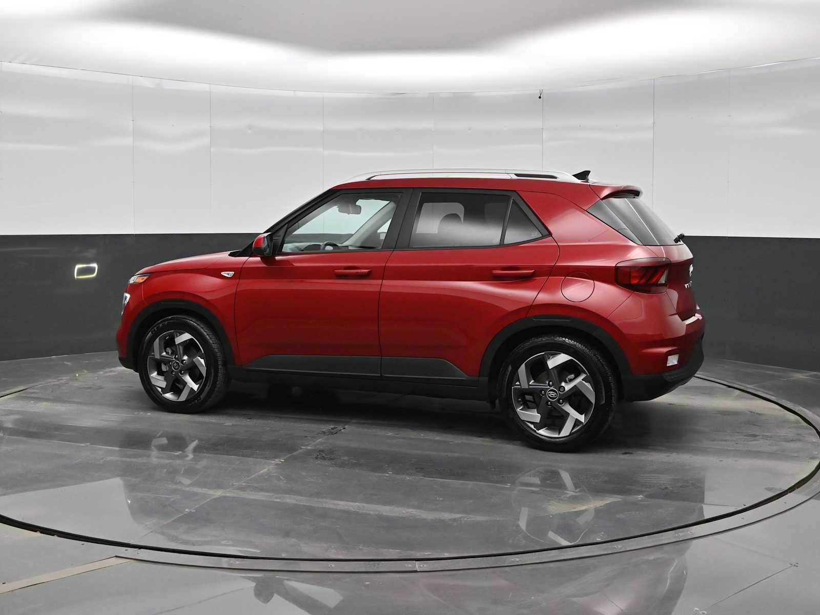 Used 2022 Hyundai Venue Limited FWD image 4