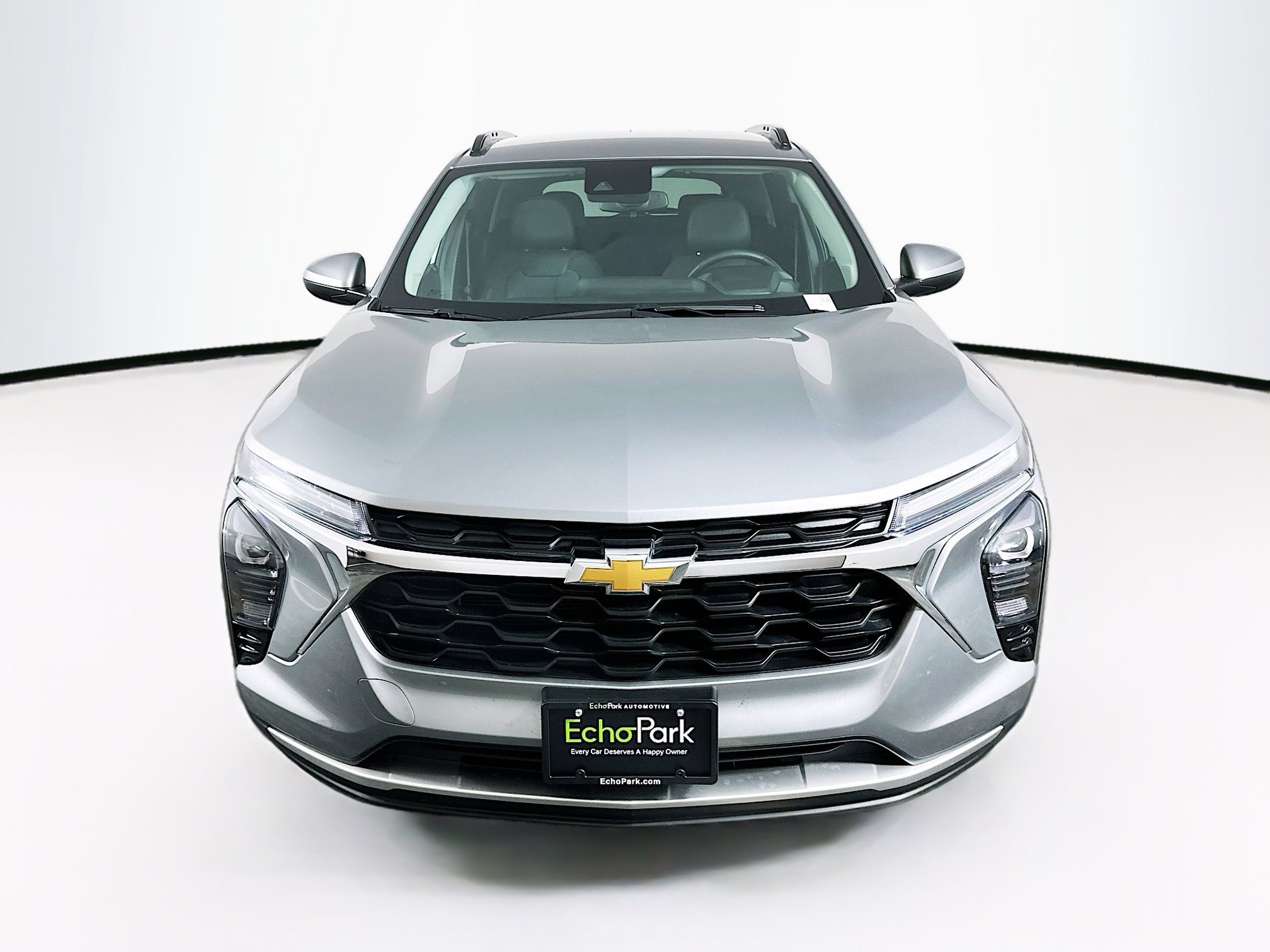 Used 2025 Chevrolet Trax LT w/ LT Convenience Package image 2