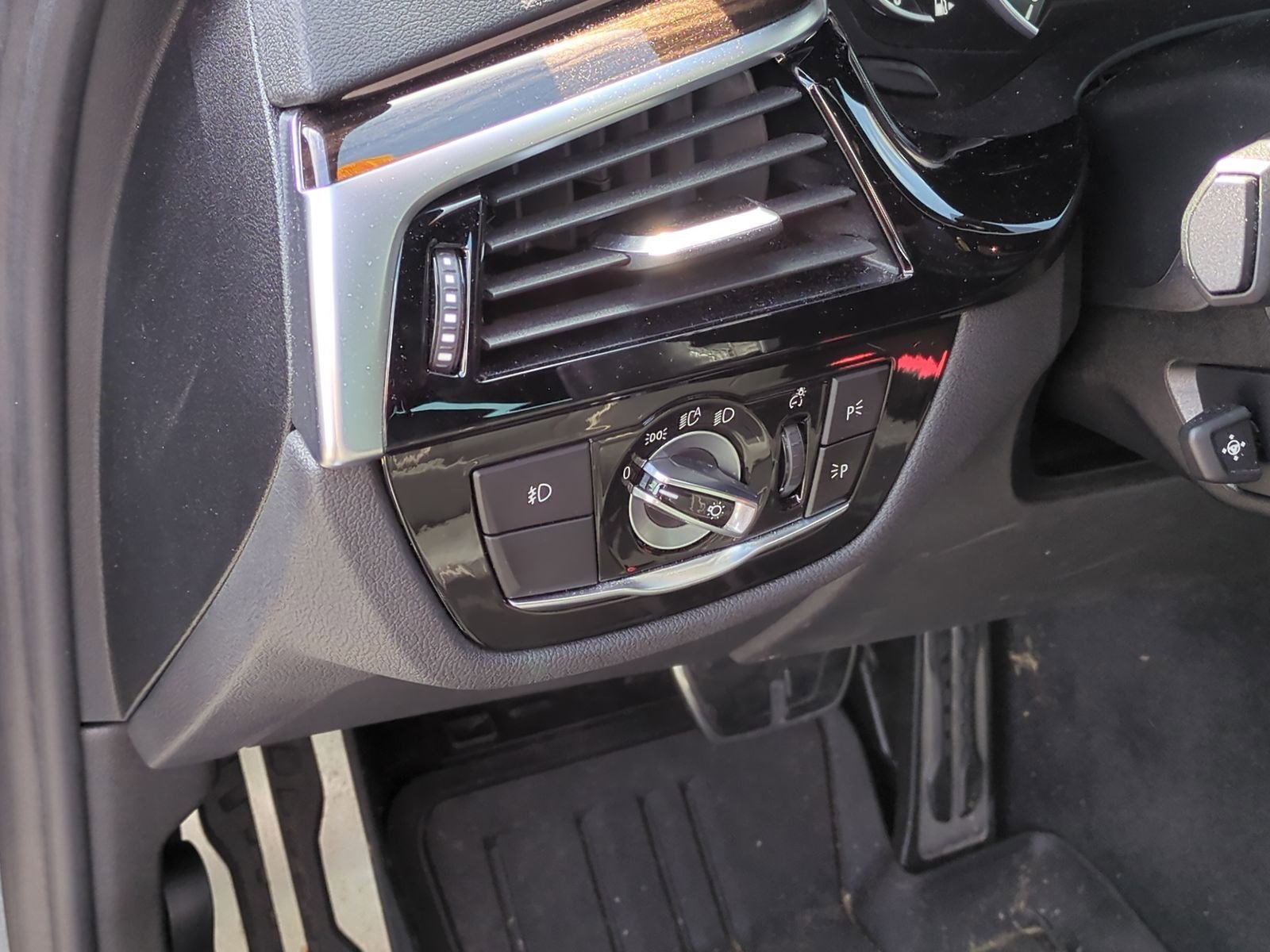 Used 2019 BMW 530i w/ M Sport Package RWD image 17