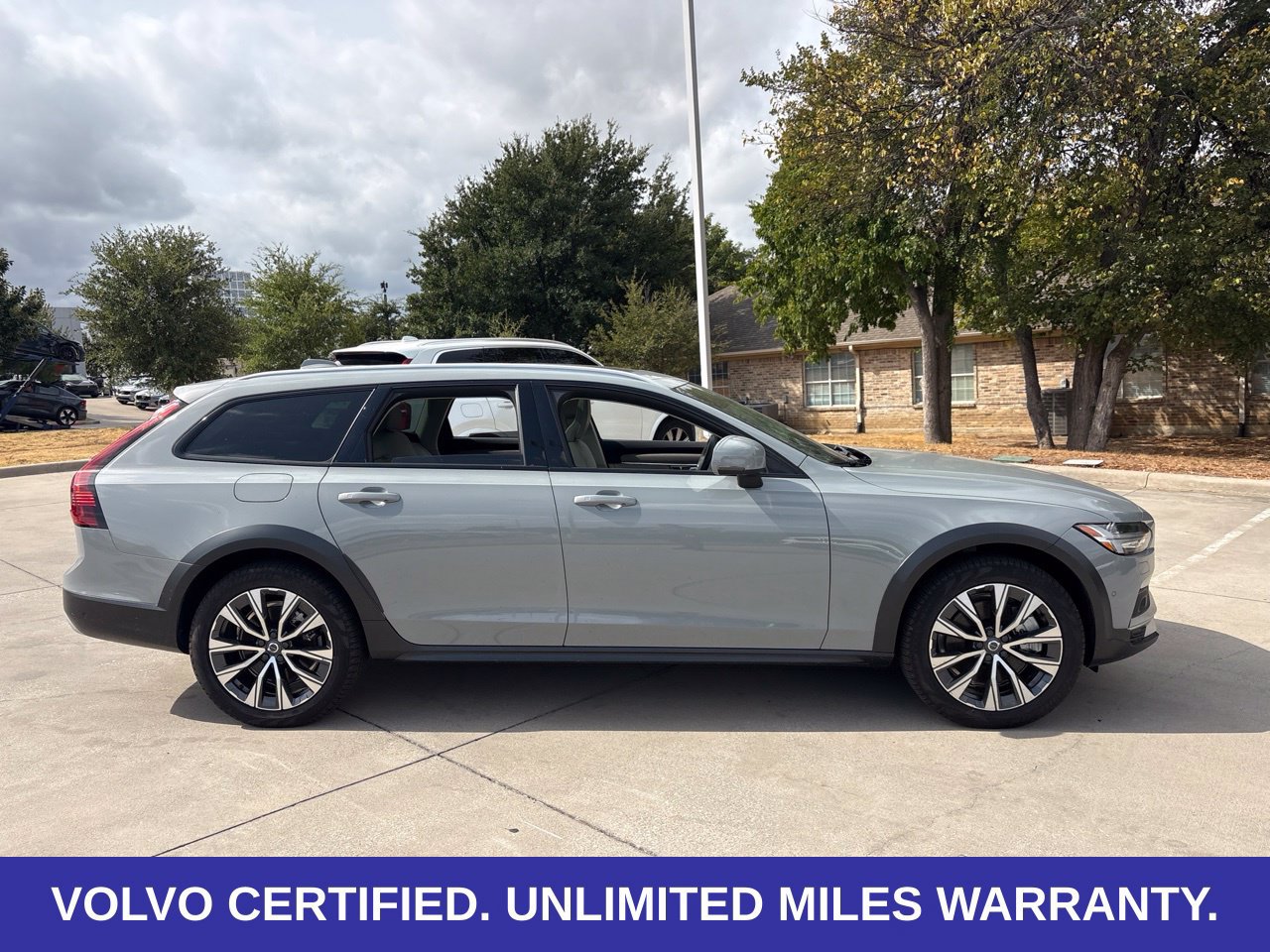 Certified 2025 Volvo V90 B6 Cross Country Plus AWD/4WD image 6