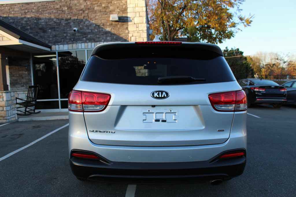 Used 2017 Kia Sorento LX w/ LX Convenience Package image 6