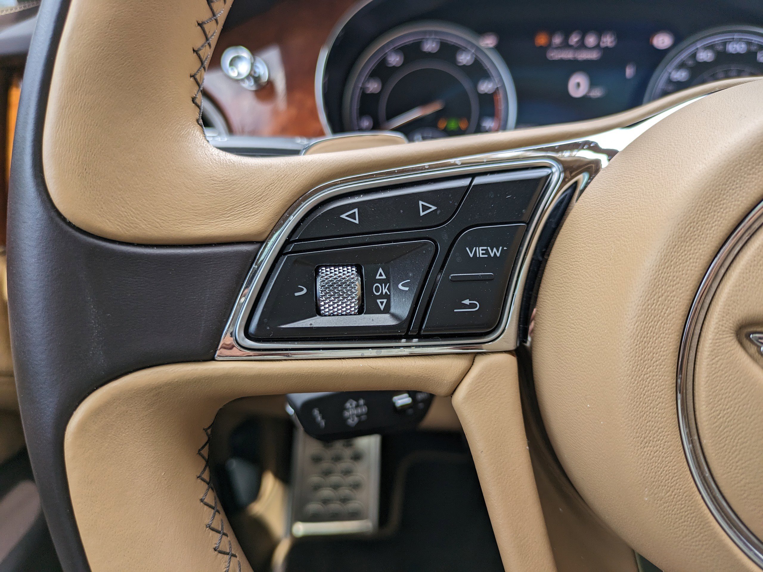 Used 2018 Bentley Bentayga AWD/4WD image 25