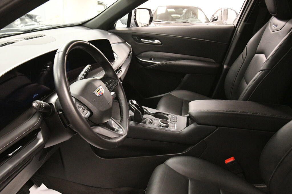 Used 2025 Cadillac XT4 Premium Luxury image 17